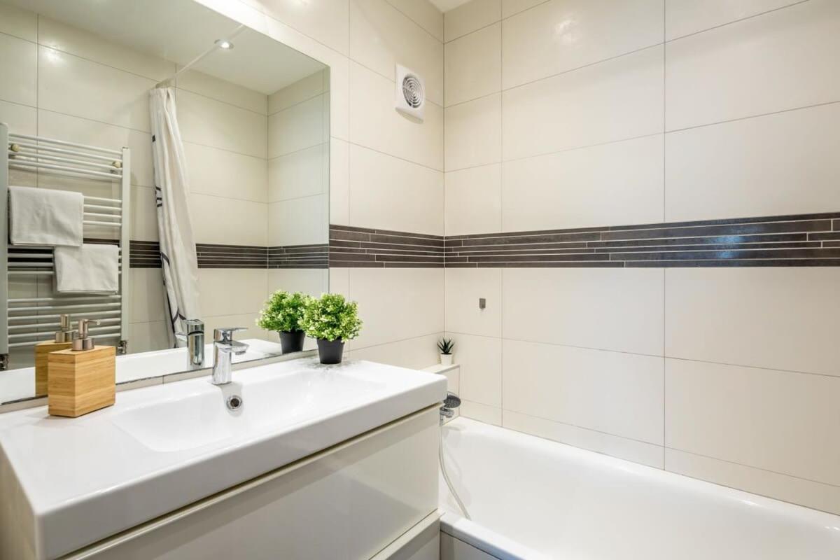 Cozy Quiet Apartment With A Balcony Будапеща Екстериор снимка