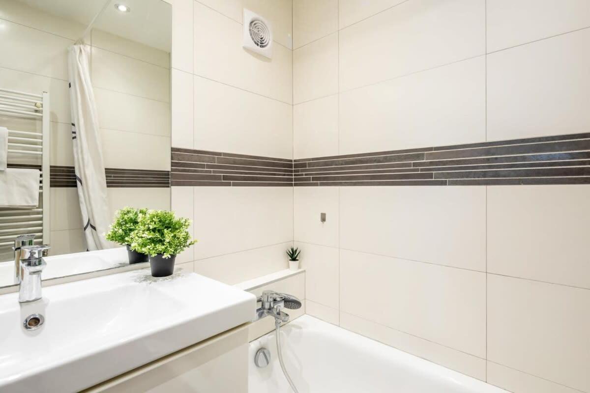 Cozy Quiet Apartment With A Balcony Будапеща Екстериор снимка