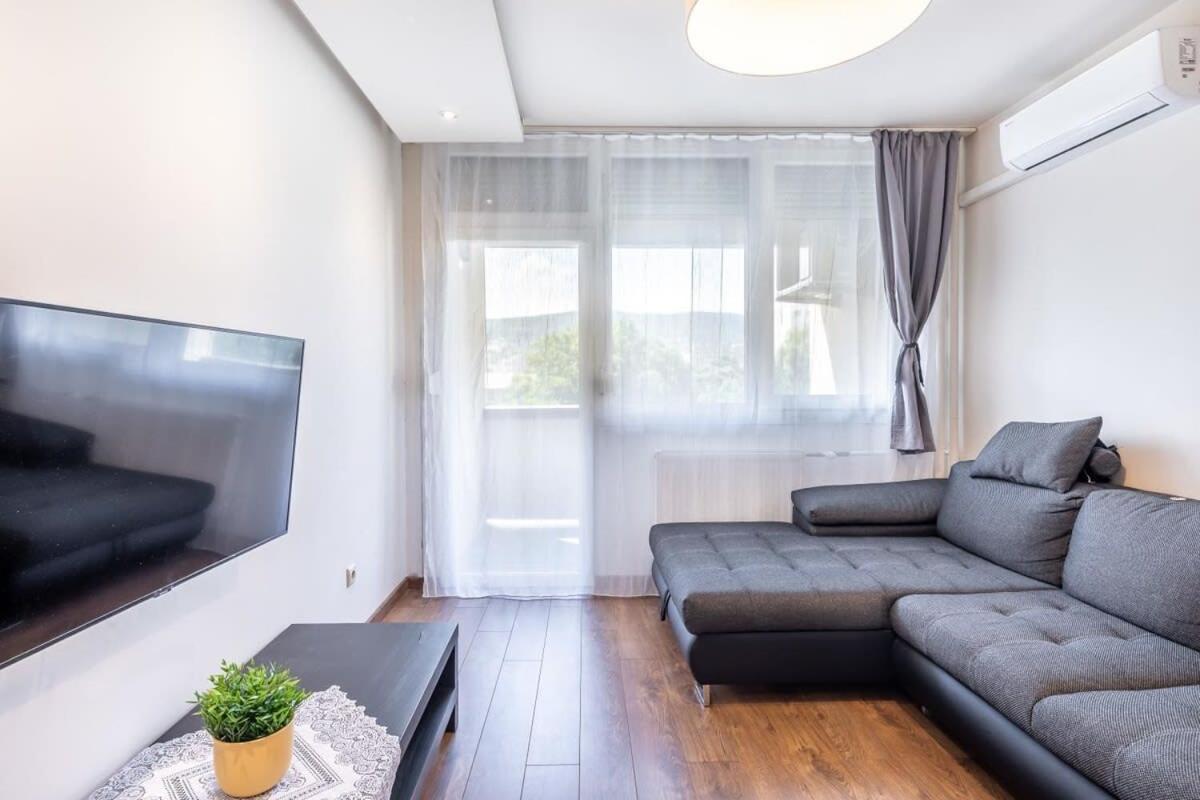 Cozy Quiet Apartment With A Balcony Будапеща Екстериор снимка