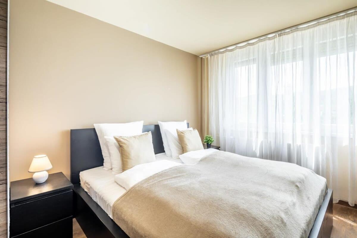 Cozy Quiet Apartment With A Balcony Будапеща Екстериор снимка