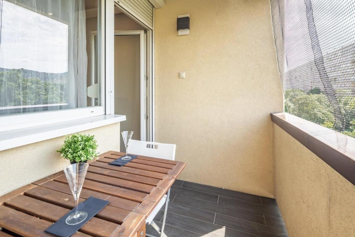 Cozy Quiet Apartment With A Balcony Будапеща Екстериор снимка