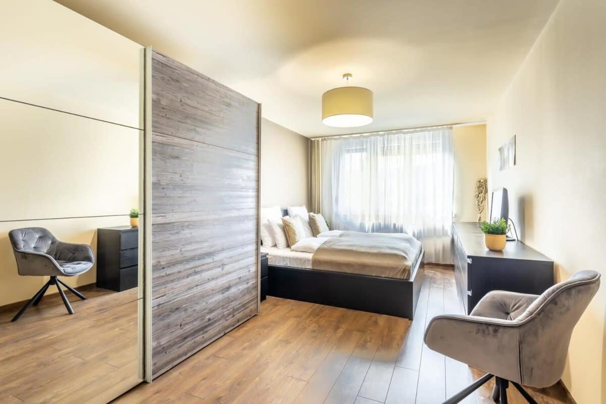 Cozy Quiet Apartment With A Balcony Будапеща Екстериор снимка