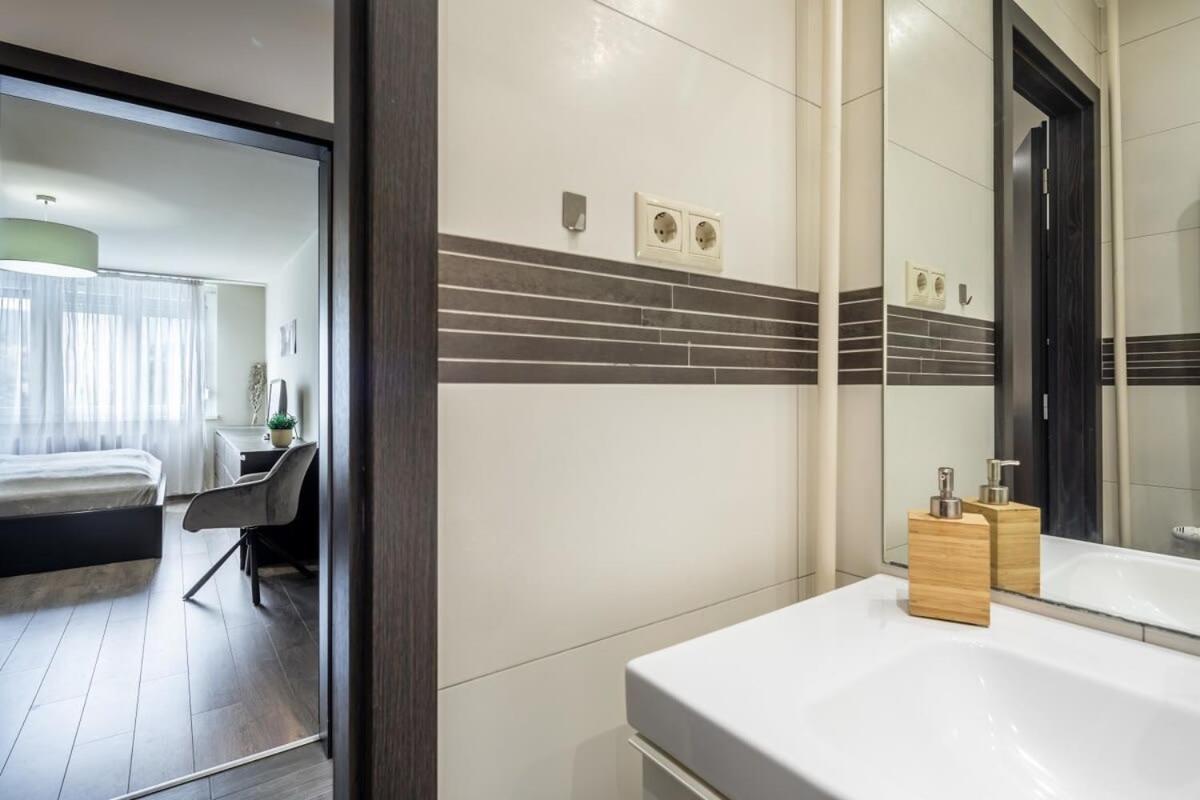 Cozy Quiet Apartment With A Balcony Будапеща Екстериор снимка